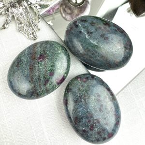 Palmstone – rubin i kyanit